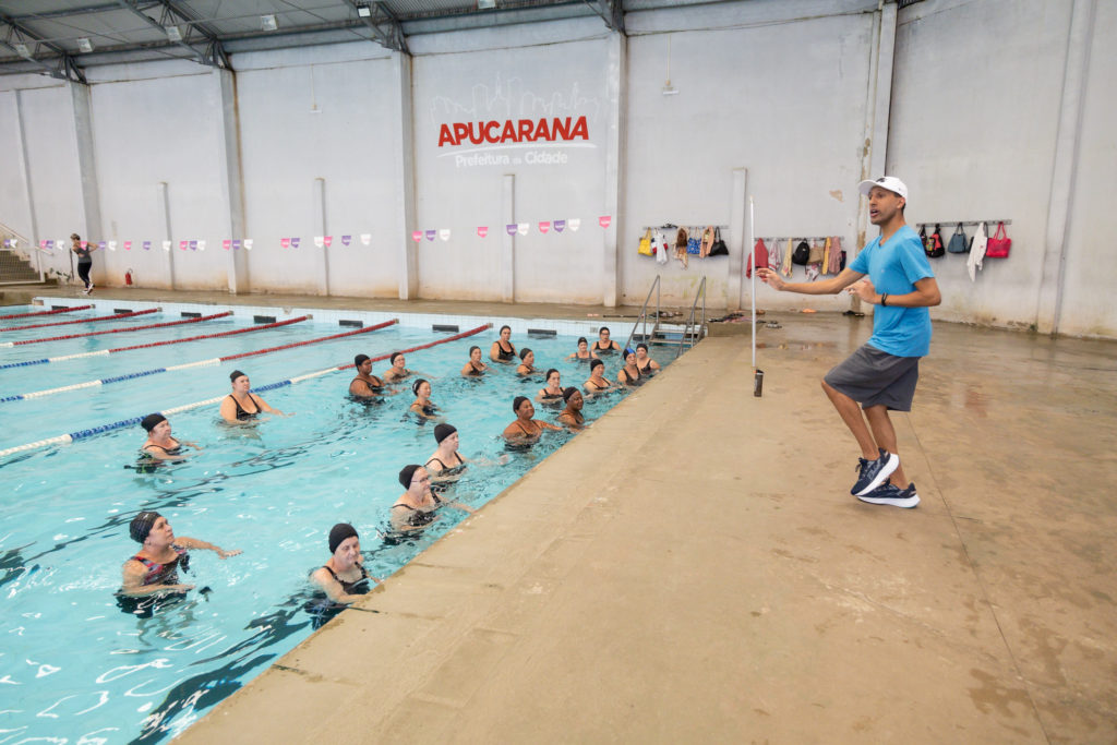 Prefeitura de Apucarana acaba com filas da madrugada e retoma em abril aulas de natação e hidroginástica com inscrições online