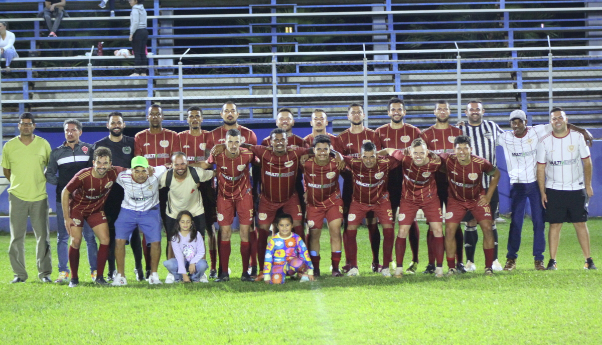 PINHEIRÃO DE CORREIA DE FREITAS SEGUE LÍDER NA LIGA DE MARINGÁ