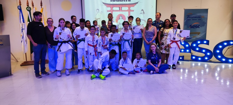 Jovens atletas de karatê são homenageados no SESC Apucarana
