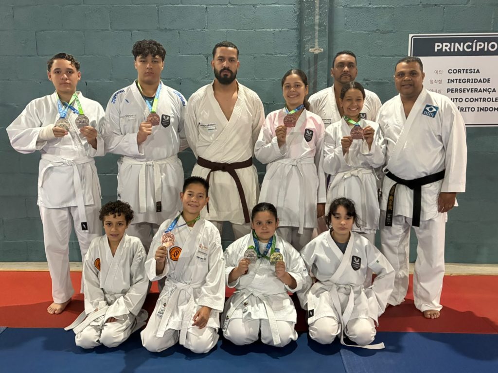 Karatê Vida conquista oito medalhas na Copa Paraná e mira Sul-Americano no Chile